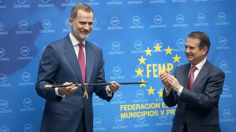 El Rey Felipe VI recibi&oacute; la Llave de Oro del Municipalismo por el 40 aniversario de las primeras elecciones democr&aacute;ticas, de manos de Abel Caballero.