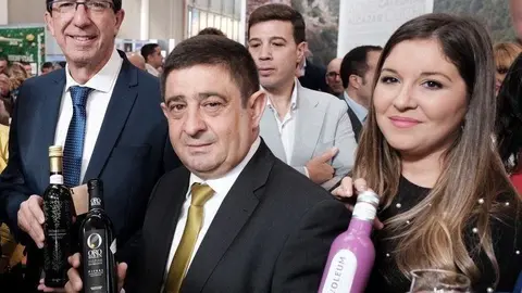 Juan Mar&iacute;n, Francisco Reyes, y Raquel Morales posan con AOVEs de Ja&eacute;n