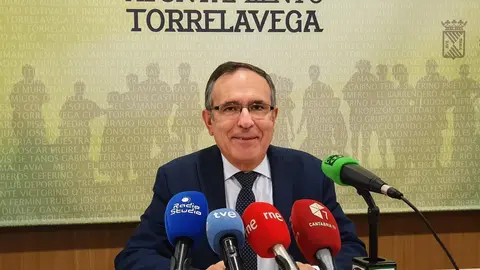 Rueda de prensa del primer teniente de alcalde de Torrelavega, Jos&eacute; Manuel Cruz Viadero