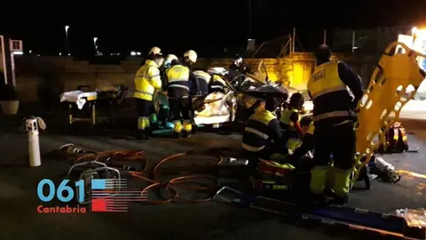 Equipos de emergencias atienden el accidente