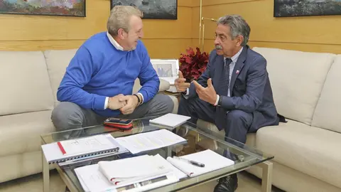 Revilla con Agust&iacute;n Pern&iacute;a, alcalde de Anievas