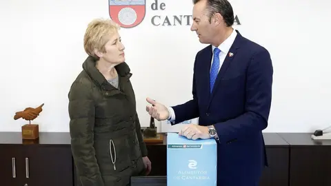 El consejero con la ganadora del concurso de la ODECA