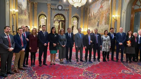 El presidente del Senado, Manuel Cruz, en el centro,con el ministro de Pol&iacute;tica Territorial, Luis Planas, a su izquierda, y el presidente de la Federaci&oacute;n Espa&ntilde;ola de Municipios y Porvincias, Abel Caballero, a su derecha, junto a alcaldes.