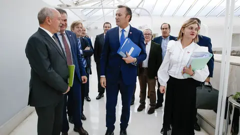 El consejero de Desarrollo Rural, Guillermo Blanco, con su equipo en el Parlamento