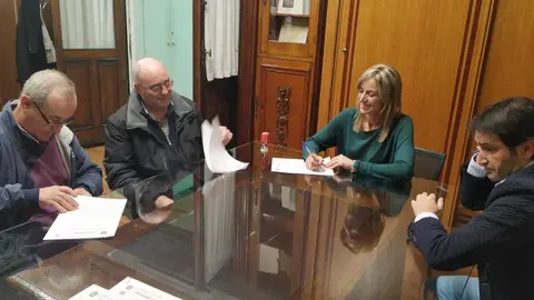 La alcaldesa de Castro Urdiales, Susana Herr&aacute;n, firma el convenio con el Patr&oacute;n Mayor de la Cofrad&iacute;a de Pescadores, Manuel Alonso L&oacute;pez