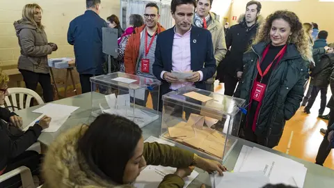El candidato del PSOE al Congreso, Pedro Casares, votando en el colegio Elena Quiroga de Santander el pasado 10N