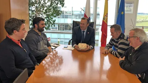 El consejero Guillermo Blanco recibe a las dos firmas c&aacute;ntabras premiadas en el certamen 'World Cheese Awards 2019'