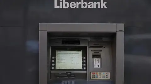 Un cajero de Liberbank, que ha convocado a los sindicatos para negociar un nuevo Expediente de Regulaci&oacute;n de Empleo (ERE), en Madrid, a 21 de octubre de 2019.