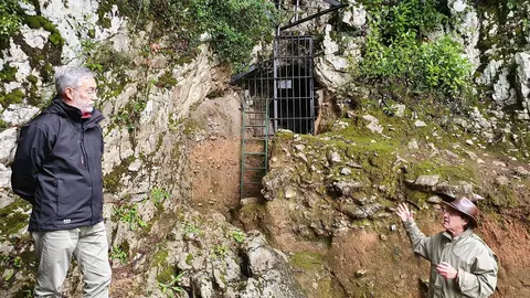 Pablo Arias y Roberto Onta&ntilde;&oacute;n en la cueva de La Garma