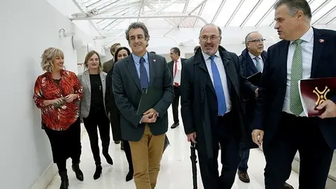 El consejero de Industria, Transporte y Comercio, Francisco Mart&iacute;n, con su equipo en el Parlamento