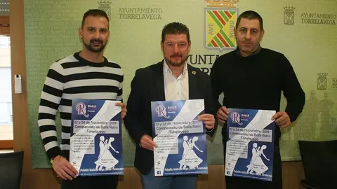 El concejal de Ferias, Mercados y Dinamizaci&oacute;n Poblacional de Torrelavega, Jes&uacute;s S&aacute;nchez (centro), presenta el Campeonato de Baile Retro junto a los organizadores de la prueba, Carlos Garc&iacute;a y Ra&uacute;l Campo