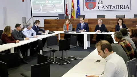 REUNI&Oacute;N DEL CONSEJERO DE DESARROLLO RURAL CON EL SECTOR CONSERVERVERO SOBRE LA IGP DE LA ANCHOA DEL CANT&Aacute;BRICO