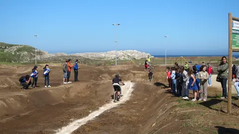    Santander cuenta desde este mi&eacute;rcoles con once nuevas hect&aacute;reas para la pr&aacute;ctica de deporte y para el disfrute al aire libre tras la inauguraci&oacute;n del parque de Rostr&iacute;o, en San Rom&aacute;n, que re&uacute;ne espacios pensados "para todos"