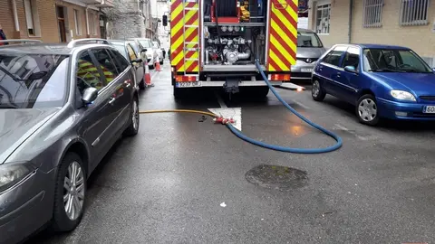 Una campa&ntilde;a provoca un incendio en una vivienda en Laredo