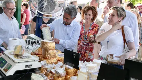 El presidente de Cantabria, Miguel &Aacute;ngel Revilla, visit&oacute; en agosto la 25 Feria del Queso de Pesquera