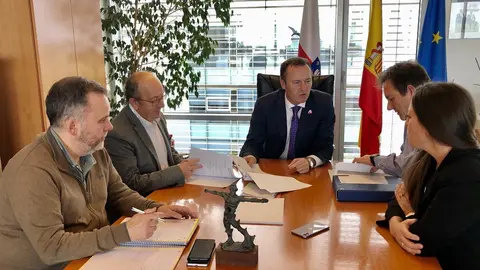 El consejero de Desarrollo Rural, Ganader&iacute;a, Pesca, Alimentaci&oacute;n y Medio Ambiente de Cantabria, Guillermo Blanco (centro); el director general de Medio Ambiente, Antonio Lucio (izda), y los miembros de la Corporaci&oacute;n de San Vicente de La Barquera