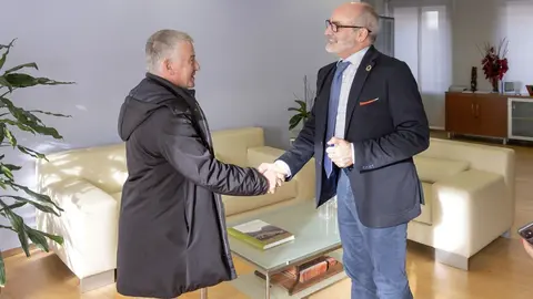 El alcalde de Villaescusa, Constantino Fern&aacute;ndez Carral (izda), y el consejero de Sanidad de Cantabria, Miguel Rodr&iacute;guez