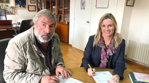 El alcalde de Valderredible, Fernando Fern&aacute;ndez, y la presidenta del COF, Rita de la Plaza