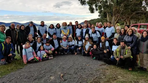 Voluntarios limpian residuos en el Parque de las Marismas de Santo&ntilde;a