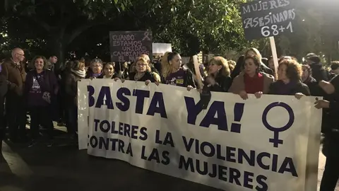 Cabecera de la manifestaci&oacute;n por el 25N en Santander, en la que han participado cientos de personas