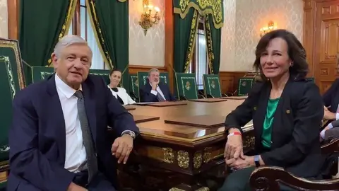 El presidente de M&eacute;xico, Andr&eacute;s Manuel L&oacute;pez Obrador, y la presidenta de Banco Santander, Ana Bot&iacute;n.