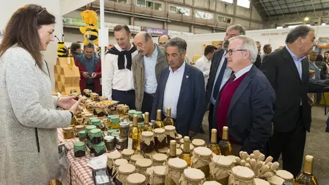 Las autoridades en la inauguraci&oacute;n de la Feria Nacional Ap&iacute;cola