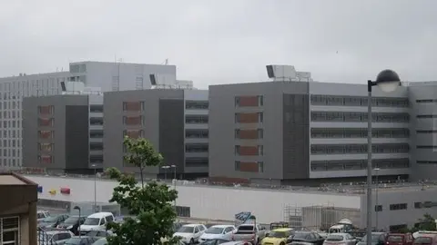 Las nuevas torres de Valdecilla vistas desde el centro de salud de Cazo&ntilde;a