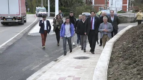 El consejero de Obras P&uacute;blicas, Ordenaci&oacute;n del Territorio y Urbanismo, Jos&eacute; Luis Gochicoa, supervisa la ejecuci&oacute;n de un paseo peatonal entre Sol&iacute;a y Guarnizo