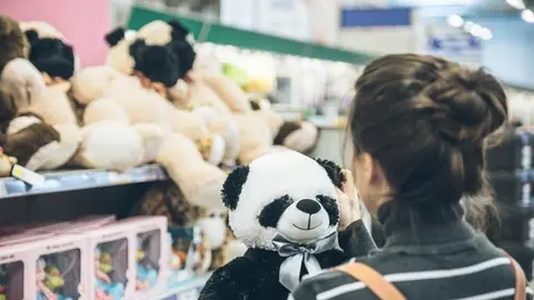 Los espa&ntilde;oles destinar&aacute;n 105 euros de media a comprar juguetes en Navidad