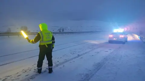 Guardia Civil Tr&aacute;fico auxilia veh&iacute;culos A-67 nieve