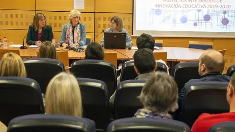 La consejera de Educaci&oacute;n firma los contratos de 16 nuevos Proyectos Integrados de Innovaci&oacute;n Educativa, que son ya 100 en toda Cantabria