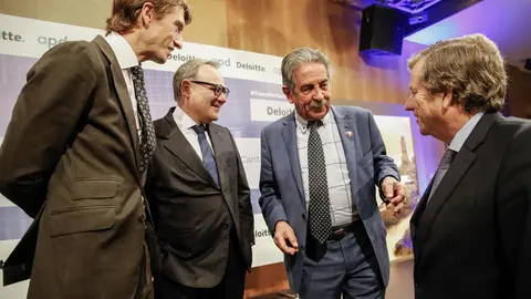 El presidente de Cantabria, Miguel &Aacute;ngel Revilla, en el encuentro de la APD