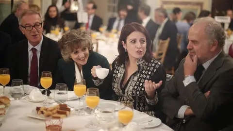 La portavoz parlamentaria del PSOE, Adriana Lastra, conversando en un desayuno de trabajo