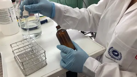 Una investigadora de la Universidad de M&aacute;laga (UMA) en un laboratorio.