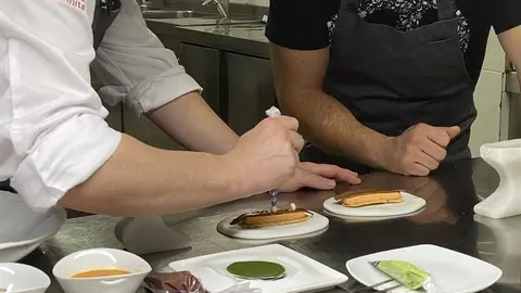 El chef Carlos Maldonado visita Cantabria para conocer su gastronom&iacute;a y producto