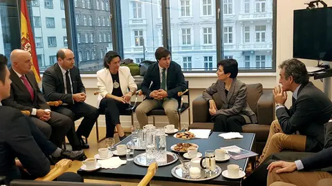 Reuni&oacute;n del consejero de Industria, Francisco Mart&iacute;n, con la consejera de la embajada y representantes del cl&uacute;ster en la oficina comercial de la Embajada de Espa&ntilde;a en Dinamarca. Gracias