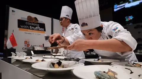 Chefs cocinando trufa negra