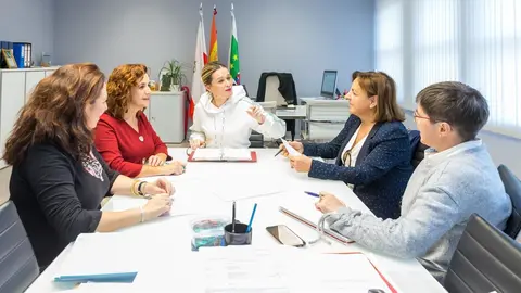 La consejera de Empleo y Pol&iacute;ticas Sociales, Ana Bel&eacute;n &Aacute;lvarez, realiza una visita institucional a Pi&eacute;lagos y se re&uacute;ne con la alcaldesa, Ver&oacute;nica Samperio