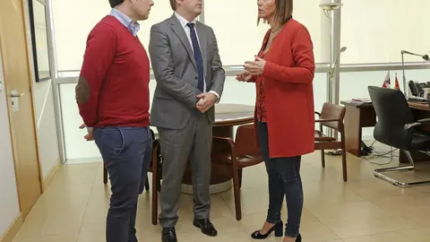 La consejera de Presidencia, Interior, Justicia y Acci&oacute;n Exterior, Paula Fern&aacute;ndez, con el alcalde de Reoc&iacute;n y presidente de la Federaci&oacute;n de Municipios de Cantabria, Pablo Diestro (centro), y Jaime Soto. vicepresidente segundo de la FMC