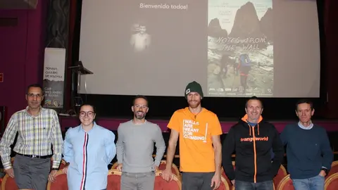 Finuco Mart&iacute;nez (segundo por la derecha) junto a los concejales Jos&eacute; Mar&iacute;a Mart&iacute;nez y Celia G&oacute;mez, el integrante del Club Tres Mares la Milana Angel Luengo, el  escalador Siebe Vanhee  y el tambien integrante del Clus Tres Mares La Milana Daniel Garc&iacute;a