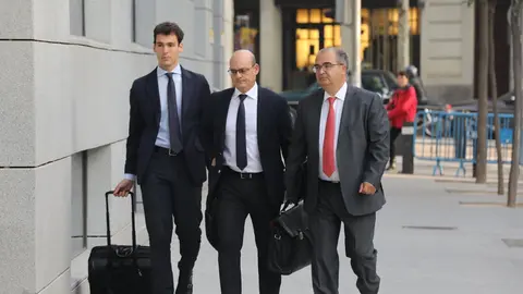 El expresidente del Banco Popular, &Aacute;ngel Ron (1d), a su llegada al Juzgado Central de Instrucci&oacute;n n&uacute;mero 4 de la Audiencia Nacional