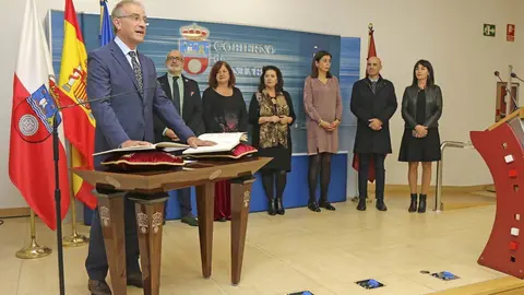 El consejero de Sanidad, Miguel Rodr&iacute;guez, preside la toma de posesi&oacute;n del subdirector de Cuidados del Servicio C&aacute;ntabro de Salud, Pedro Herrera