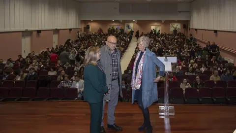 La consejera de Educaci&oacute;n, Formaci&oacute;n Profesional y Turismo, Marina Lomb&oacute;, entrega t&iacute;tulos de nombramiento de docentes de Secundaria