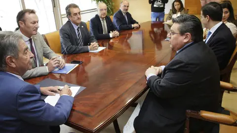 Representantes del Gobierno de Cantabria y de la empresa NorCantabric se re&uacute;nen para formalizar la compraventa de los terrenos en los que la compa&ntilde;&iacute;a construir&aacute; su piscifactor&iacute;a en Ramales de la Victoria para producir salm&oacute;n atl&aacute;ntico