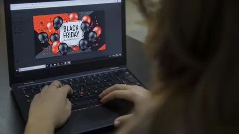 Cartel publicitario del Black Friday en ventas online,  en Sevilla, a 26 de noviembre de 2019.