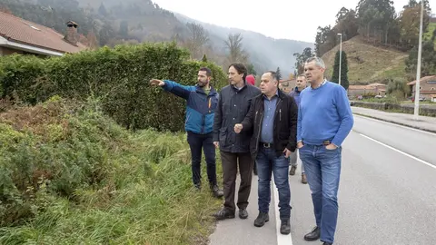 El consejero de Obras P&uacute;blicas, Ordenaci&oacute;n del Territorio y Urbanismo, Jos&eacute; Luis Gochicoa, visita el cauce del r&iacute;o Saja para estudiar las medidas de protecci&oacute;n frente a las inundaciones
