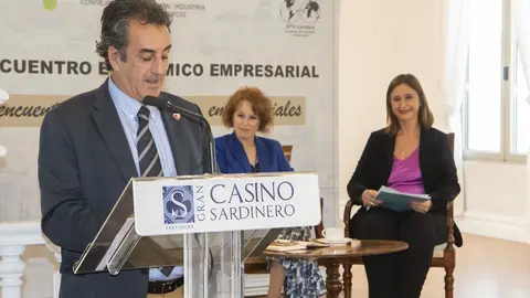 El consejero de Innovaci&oacute;n, Industria, Transporte y Comercio, Francisco Mart&iacute;n, asiste al II Encuentro Econ&oacute;mico Empresarial de la Asociaci&oacute;n de Mujeres Empresarias con la periodista y escritora Gloria Lomana