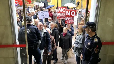 Portesta vecinos en el Pleno de Torrelavega de noviembre