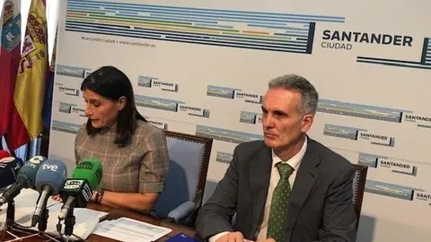 La alcaldesa de Santander, Gema Igual, y el concejal de Econom&iacute;a, V&iacute;ctor Gonz&aacute;lez Huergo
