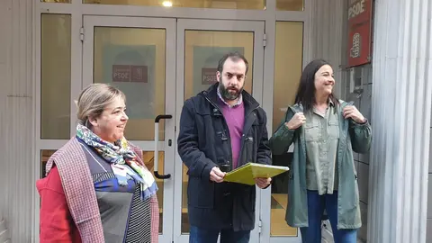 Marta Domingo, Jos&eacute; Otto Oyarbide y Zara Ursugu&iacute;a en la puerta de la sede del PSOE